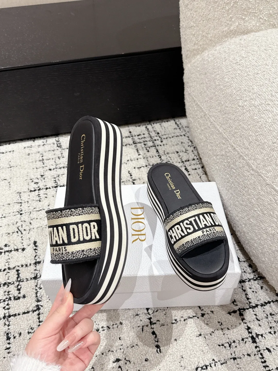 💕💕Factory direct selling price p440💕💕 DIOR Dior Dway fabric embroidered logo open toe 7cm thick sole one-word strap slippers CD letter logo three-dimensional embroidery thick bottom round toe open toe slippers The original development of the top version on the market, soft and delicate foot feel, extremely comfortable.  ✔️Upper: imported electro-embroidered cotton technical fabric ✔️Inner lining: water-dyed cowhide foot pad lining ✔️Outsole: original combination outsole ✔️Sole thickness: 7cm ✔️Size: #35-41 (40.41. Customized, non-refundable and non-exchangeable)